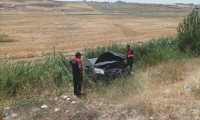 Çorum’da otomobil şarampole yuvarlandı