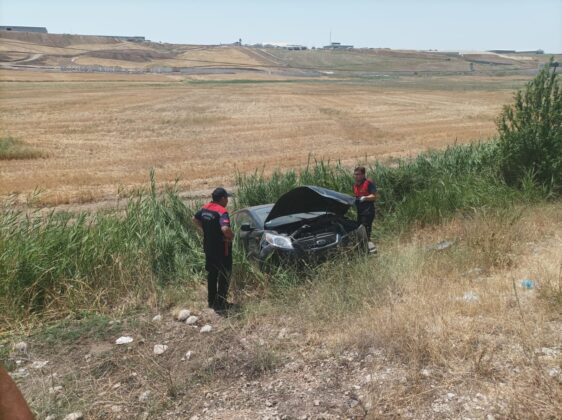 Çorum’da otomobil şarampole yuvarlandı