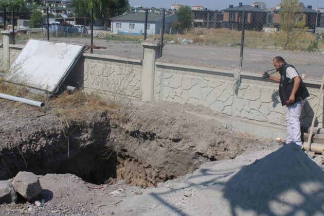 Foseptik inşaatında üzerine taş düşen işçi yaralandı