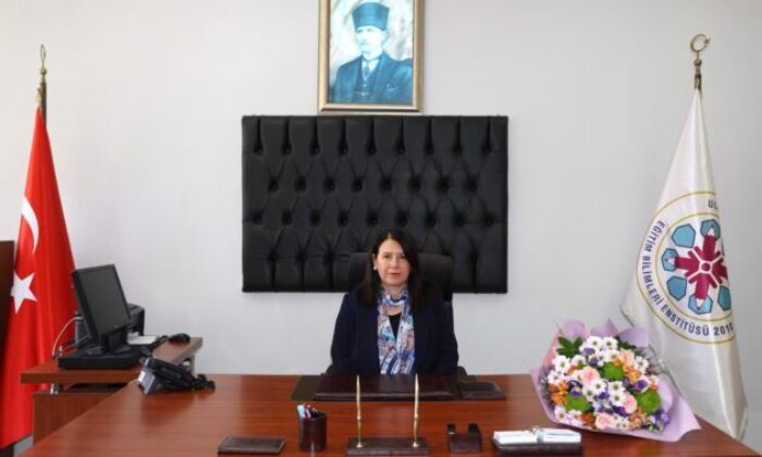 Eğitim bilimleri enstitüsünde bayrak değişimi