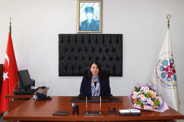 Eğitim bilimleri enstitüsünde bayrak değişimi