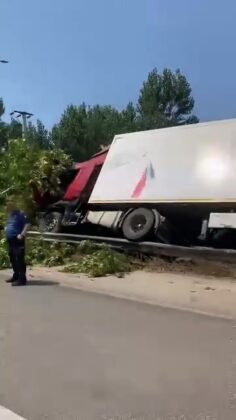Kontrolden çıkan tır devrildi!
