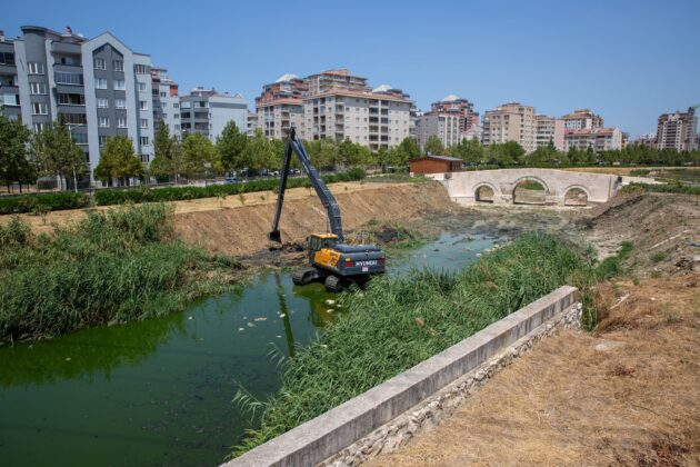 Ayvalı Dere’de temizlik ve ıslah çalışması
