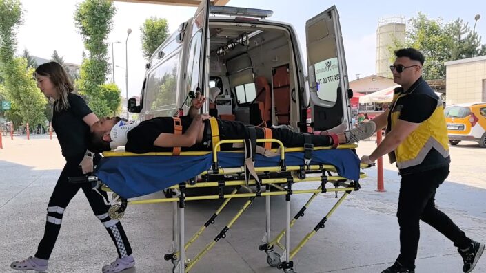 Bursa’da kamyonetle çarpışan motosiklet sürücüsü yaralandı