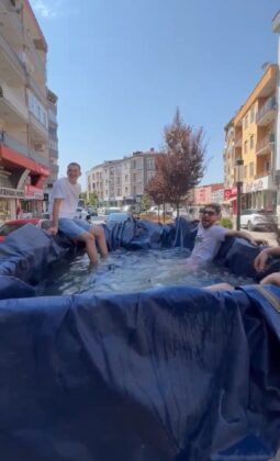 Traktör römorkunda havuz keyfi