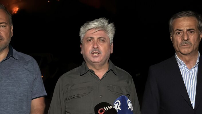 Alevler yaklaşıyor, mahalleler boşaltıldı