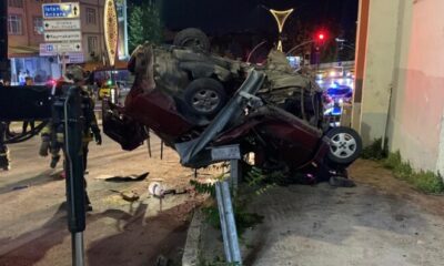 Otomobil bariyere saplandı