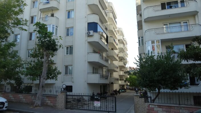 Sevgilisinin streç filme sarılı cesediyle aynı evde yaşadı!