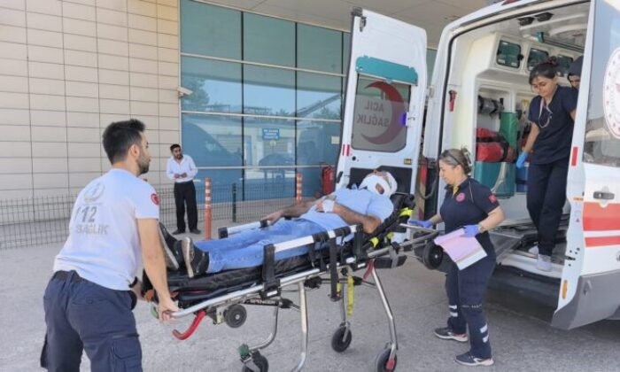 Minibüs bariyerlere çarptı