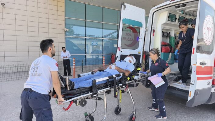 Minibüs bariyerlere çarptı