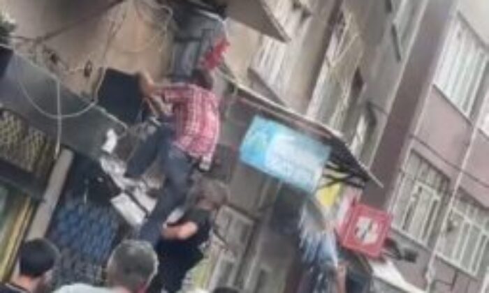 Bursa’da alevlerin arasında kalan kadını mahalleli kurtardı