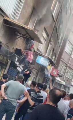 Bursa’da alevlerin arasında kalan kadını mahalleli kurtardı