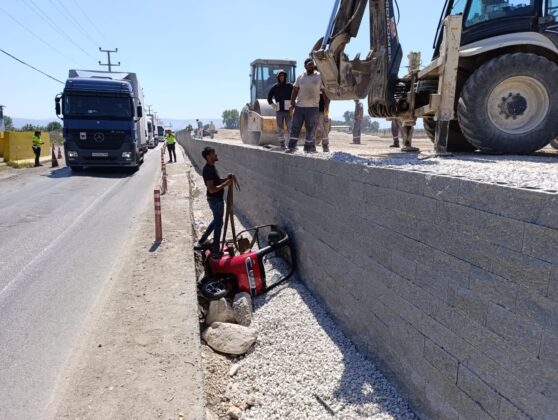 Kontrolden çıkan triportör inşaat alanına uçtu