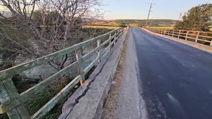 O ilçedeki köprü beşik gibi sallanıyor!