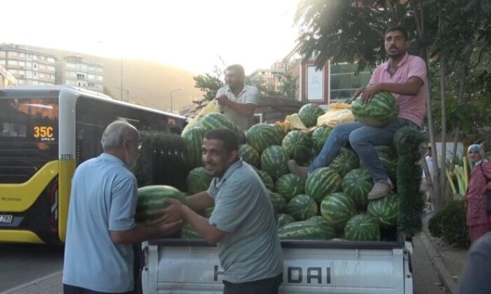 4 kamyon karpuz dağıttılar!