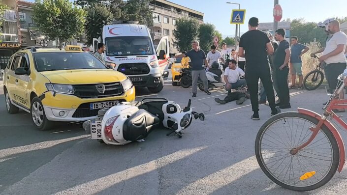 Taksi ile çarpışan motosikletli sürücü yaralandı