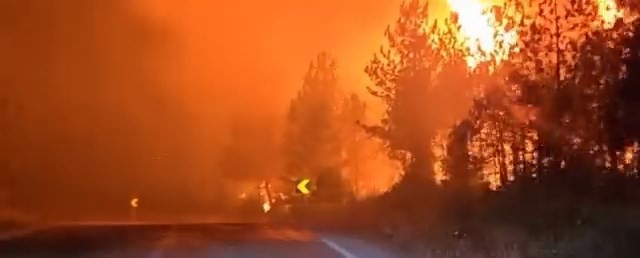 Yangını söndürürken alevler arasında kaldılar