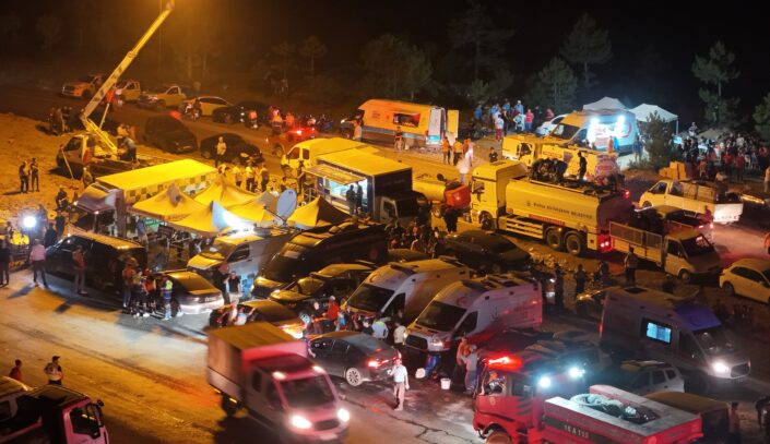 Gözlerini kırpmadan alevlerle mücadele için koşuşturuyorlar