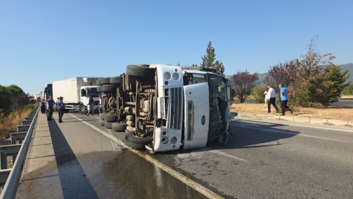 Bursa’da plastik hammadde yüklü kamyon devrildi