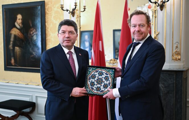 Bakan Tunç tarihi çiniyi teslim aldı