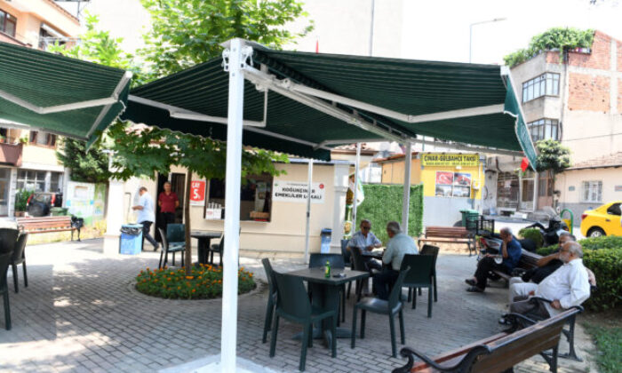 Emekliler lokali mahallede sosyal hayatı canlandırdı