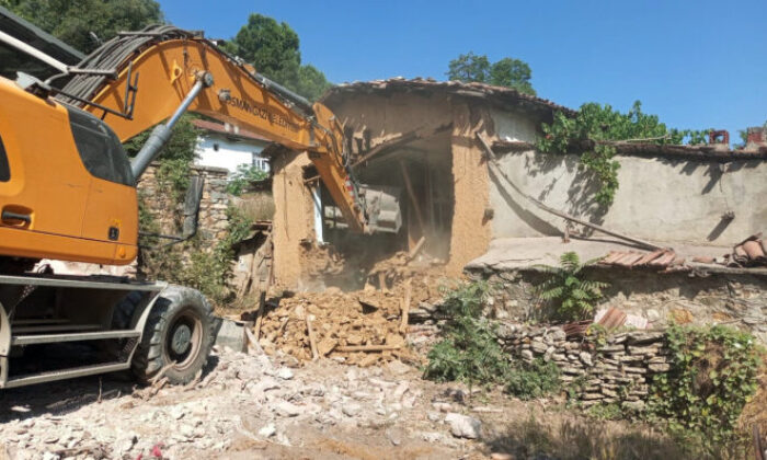 Osmangazi’de metrukla mücadele sürüyor