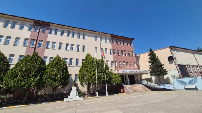BURSA’NIN KALBİNDE, GELECEĞİN LİDERLERİNİ YETİŞTİREN OKUL: AHMET ERDEM ANADOLU LİSESİ