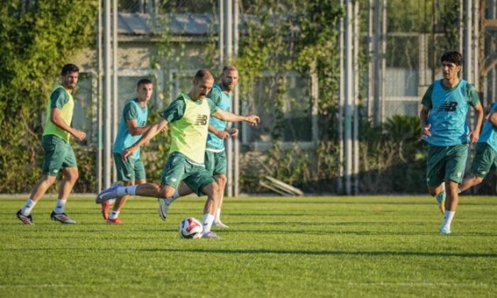 Bursaspor ilk antrenmanını taraftarıyla birlikte gerçekleştirdi