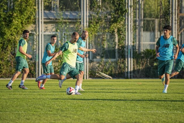 Bursaspor ilk antrenmanını taraftarıyla birlikte gerçekleştirdi