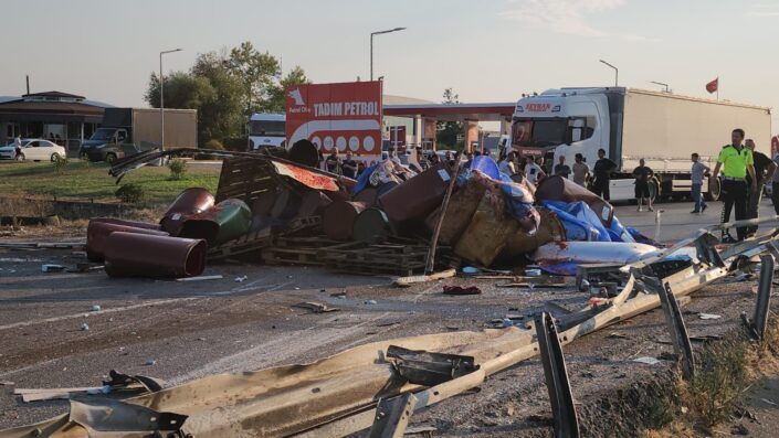 Kontrolden çıkan kamyon devrildi