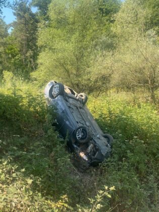 Lastiği patlayan araç şarampole yuvarlandı