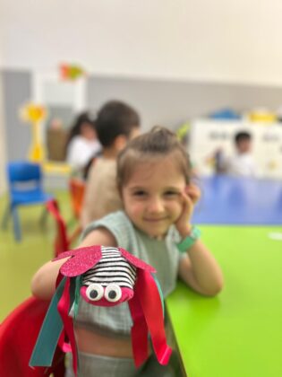 ‘Minik Eller’ hem eğleniyor hem öğreniyor