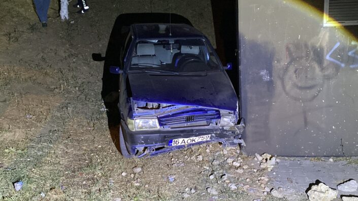 Şarampole uçup trafoya çarptı