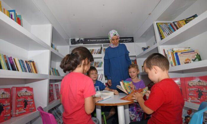 ‘Gezici Kütüphane’ 1 yılda 60 mahalleyi gezdi