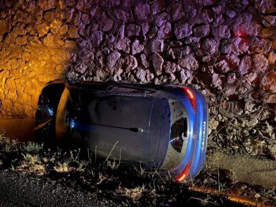 Otomobil su kanalına devrildi