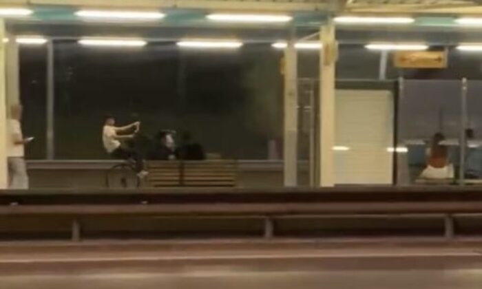 Metro istasyonunda tek teker üzerinde bisiklet sürdü