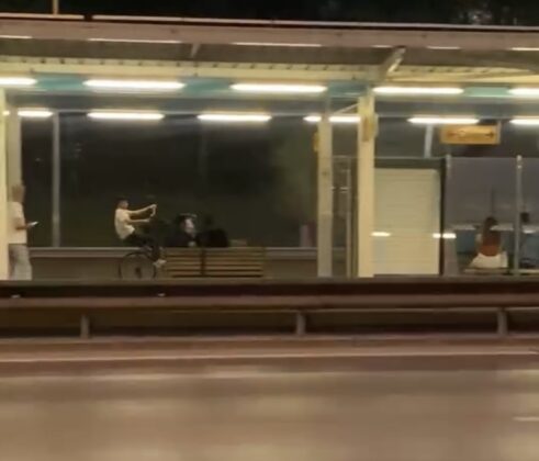 Metro istasyonunda tek teker üzerinde bisiklet sürdü