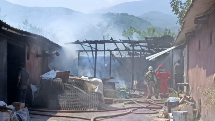 Mobilya imalathanesinde yangın!