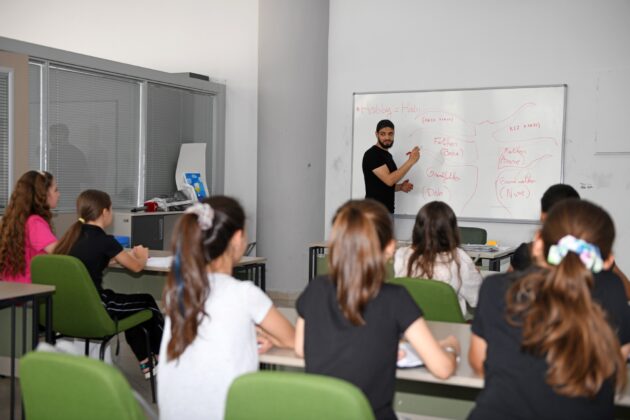 Üniversite öğrencilerinden Osmangazili çocuklara yabancı dil eğitimi