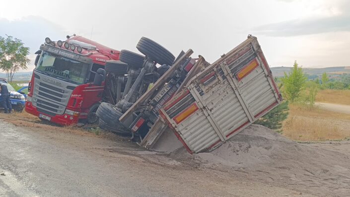 Bursa’da kum yüklü tır devrildi!
