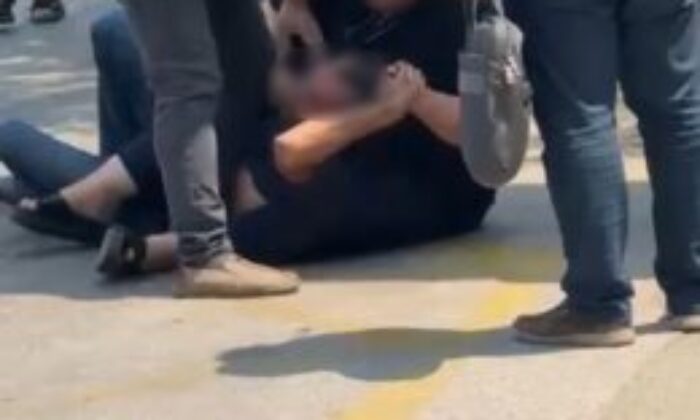 Eski eşe sokak ortasında darp!