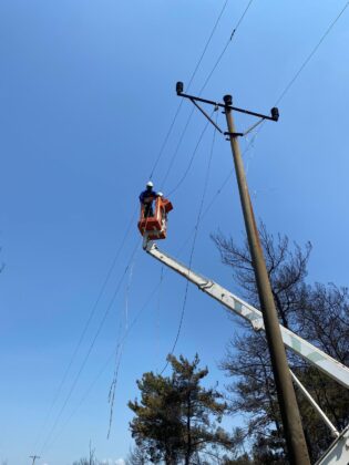 Enerji hatları yangının ardından onarılıyor