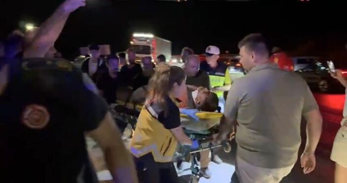 Kontrolden çıkan kamyon şarampole devrildi