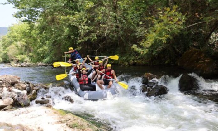 Bursa’da gençlerin rafting heyecanı