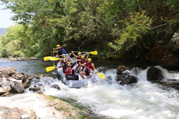 Bursa’da gençlerin rafting heyecanı