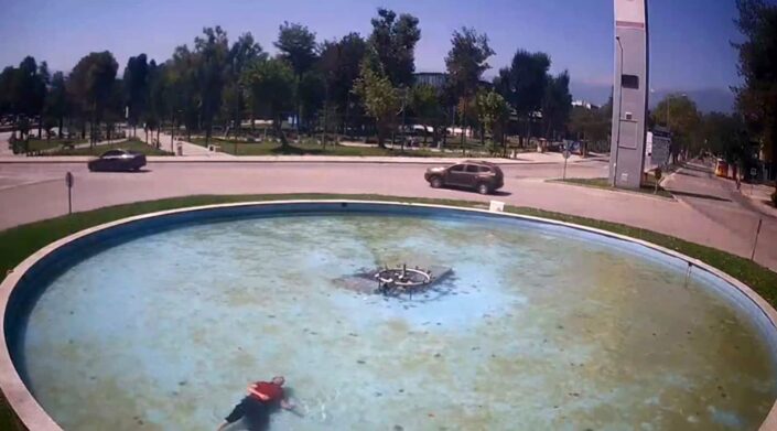 Alkollü şahıs süs havuzuna düştü