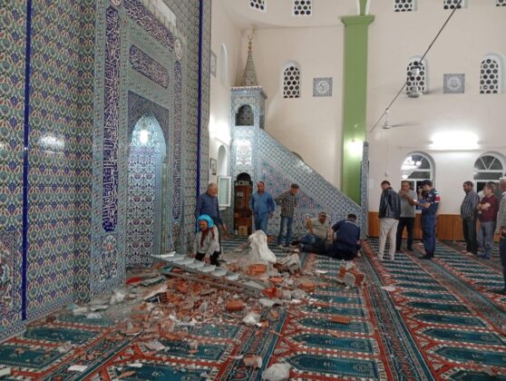 Camide mihrap tacı cemaatin üzerine düştü!