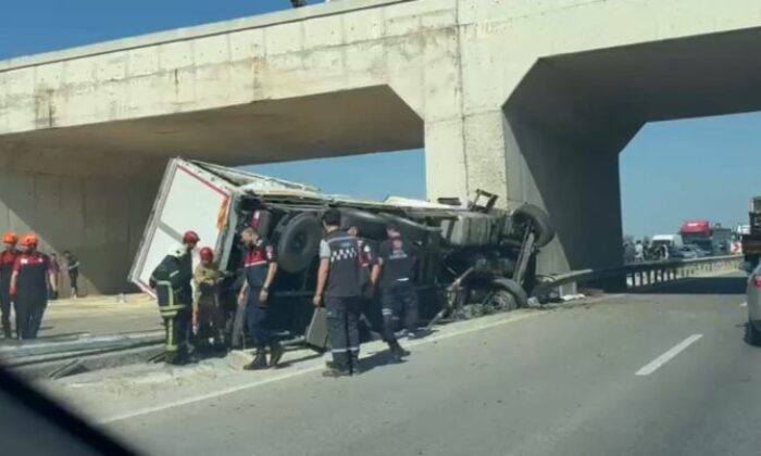 Freni patlayan kamyon köprü ayağına çarptı!