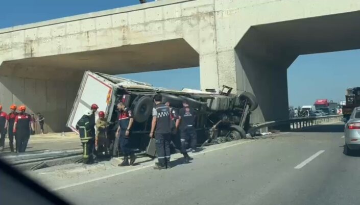 Freni patlayan kamyon köprü ayağına çarptı!