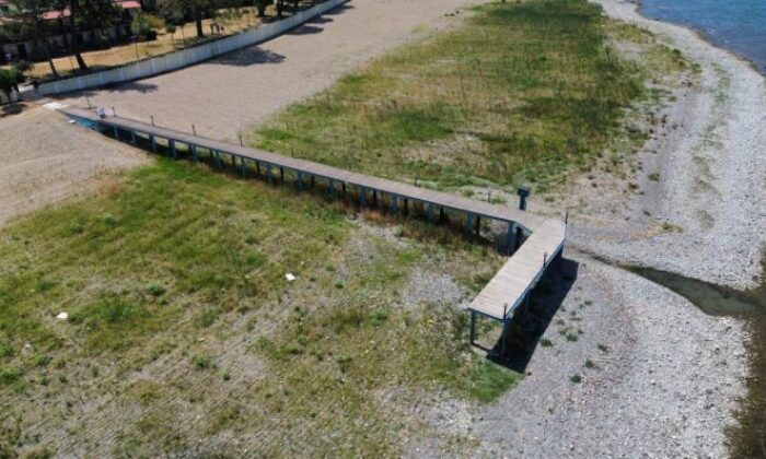 İznik gölü kuraklık nedeniyle çekildi, iskele karada kaldı